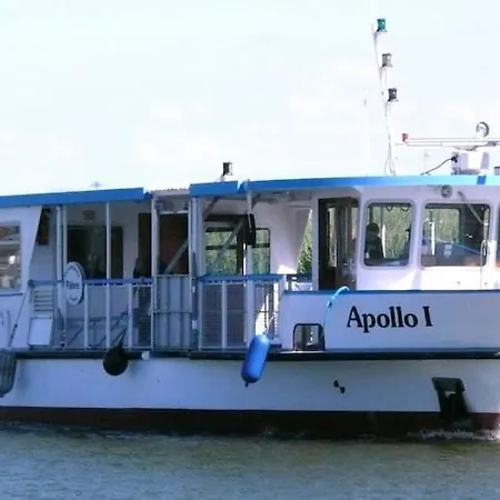 Hausboot In Am Bodden Botel Kroslin